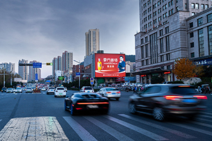 環山(shān)路戶外燈箱